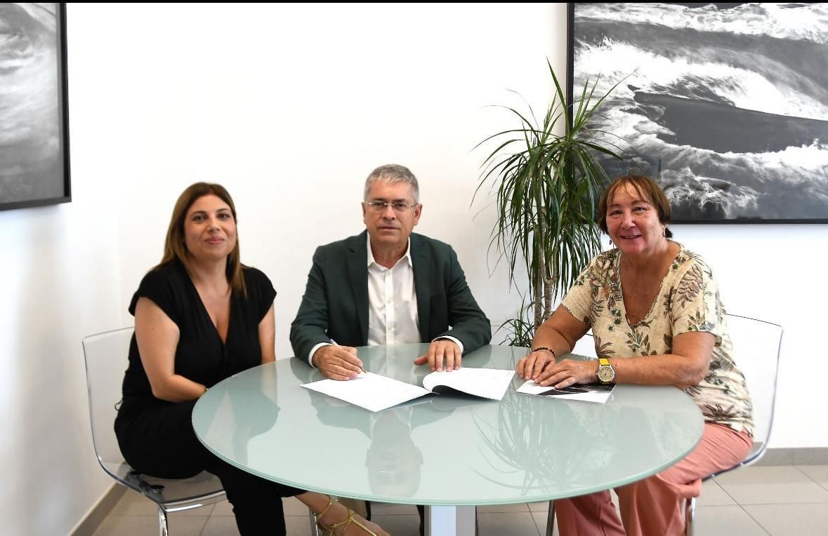 Este miércoles, ha tenido lugar en el Ayuntamiento de San Bartolomé de Tirajana la firma del convenio con TVE, al que han asistido Marco Aurelio Pérez, alcalde del municipio; Francisca González, directora de RTVE en Canarias; y Dania Dévora, organizadora del festival.