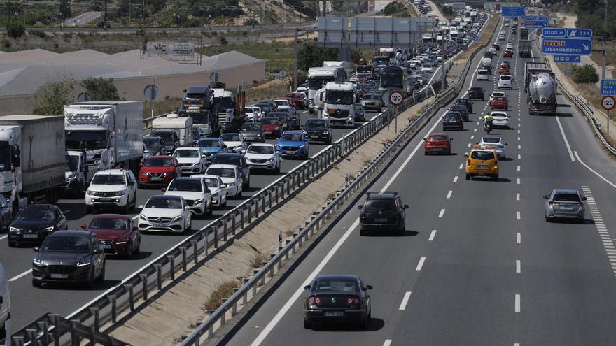 Baliza V-16, radares y cámaras para controlar el uso del móvil: así será el dispositivo de la DGT para Semana Santa