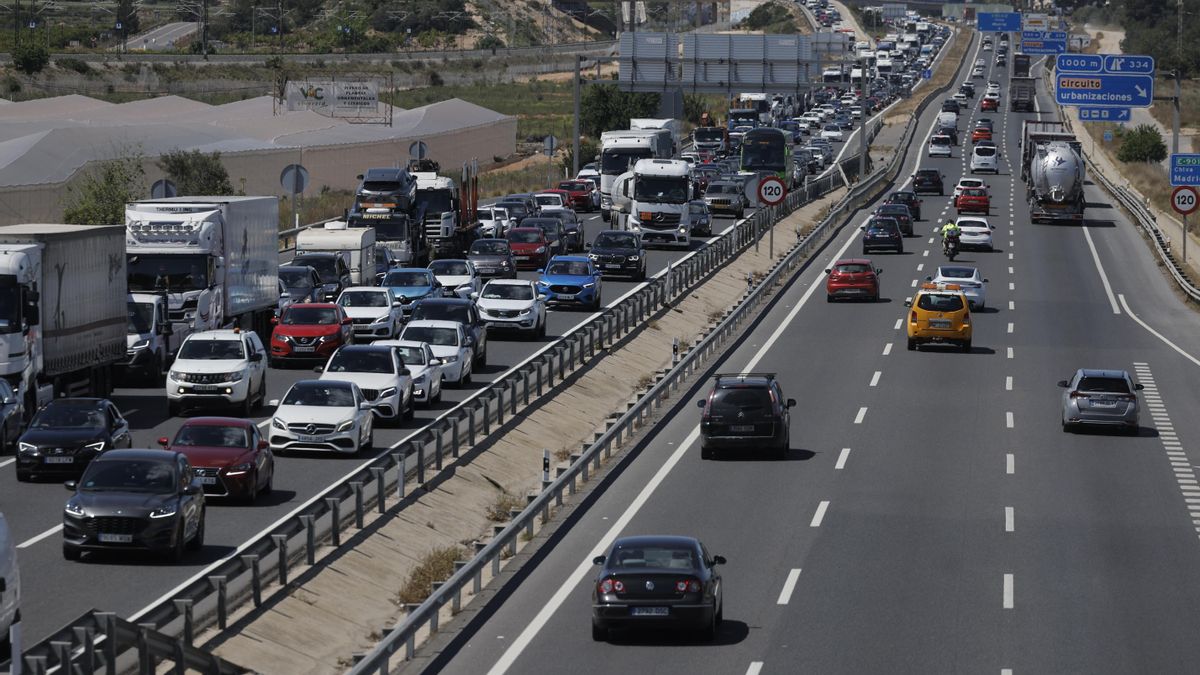 Baliza V-16, radares y cámaras para controlar el uso del móvil: así será el dispositivo de la DGT para Semana Santa