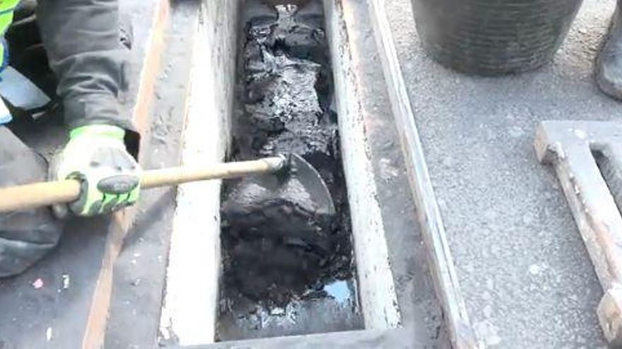 Los militares limpian a contrarreloj las cenizas del volcán de las alcantarillas de La Palma ante la previsión de lluvias