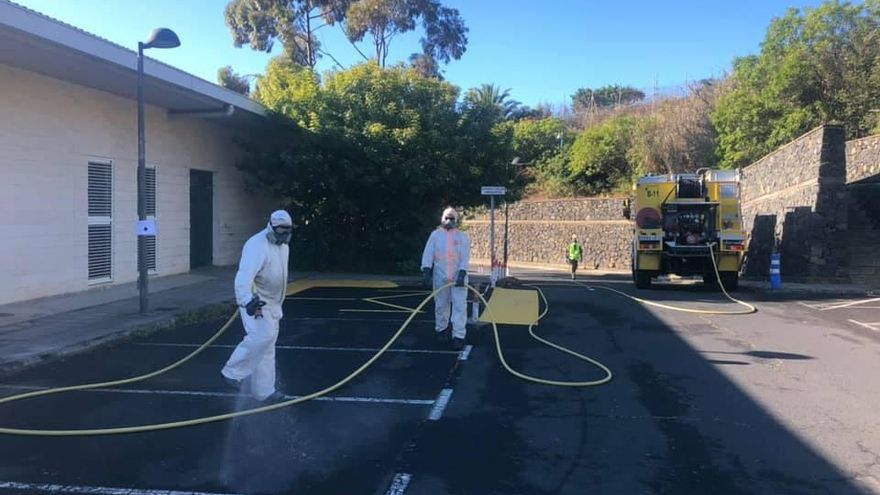 Personal de Medio Ambiente  del Cabildo, este sábado, realizando labores de limpieza y desinfección en las inmediaciones del Hospital General de La Palma.