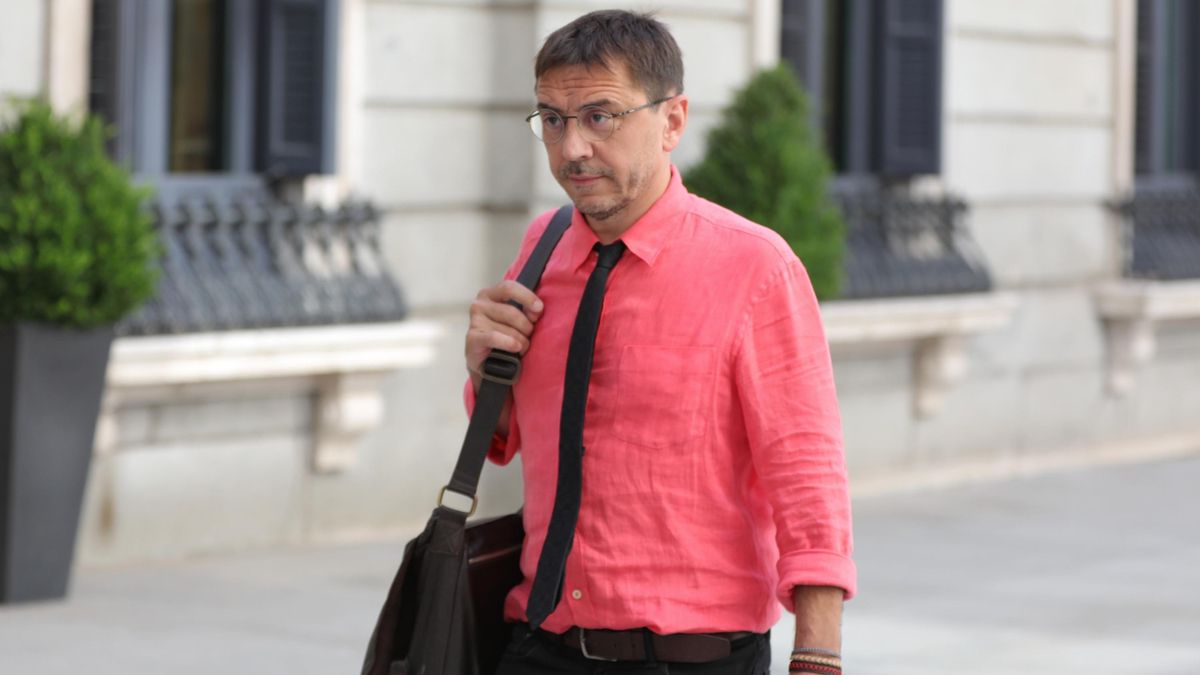 Archivo - El cofundador y exdirigente de Podemos Juan Carlos Monedero, llega al Congreso de los Diputados, horas previas a la segunda votación para la investidura del candidato socialista a la Presidencia del Gobierno.