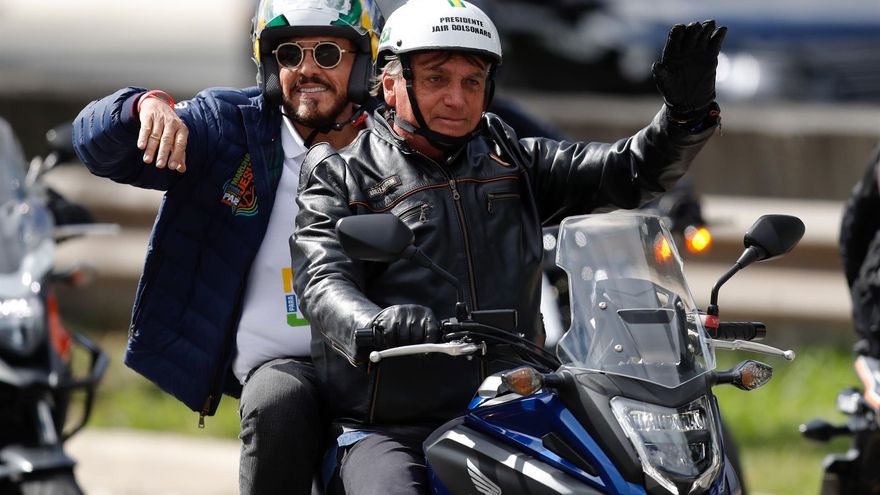 Jair Bolsonaro en una caravana de motocicletas organizada por seguidores del presidente, el 15 de abril en San Pablo