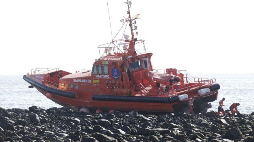 Encalla en Arrecife una embarcación de Salvamento Marítimo tras rescatar a 40 migrantes