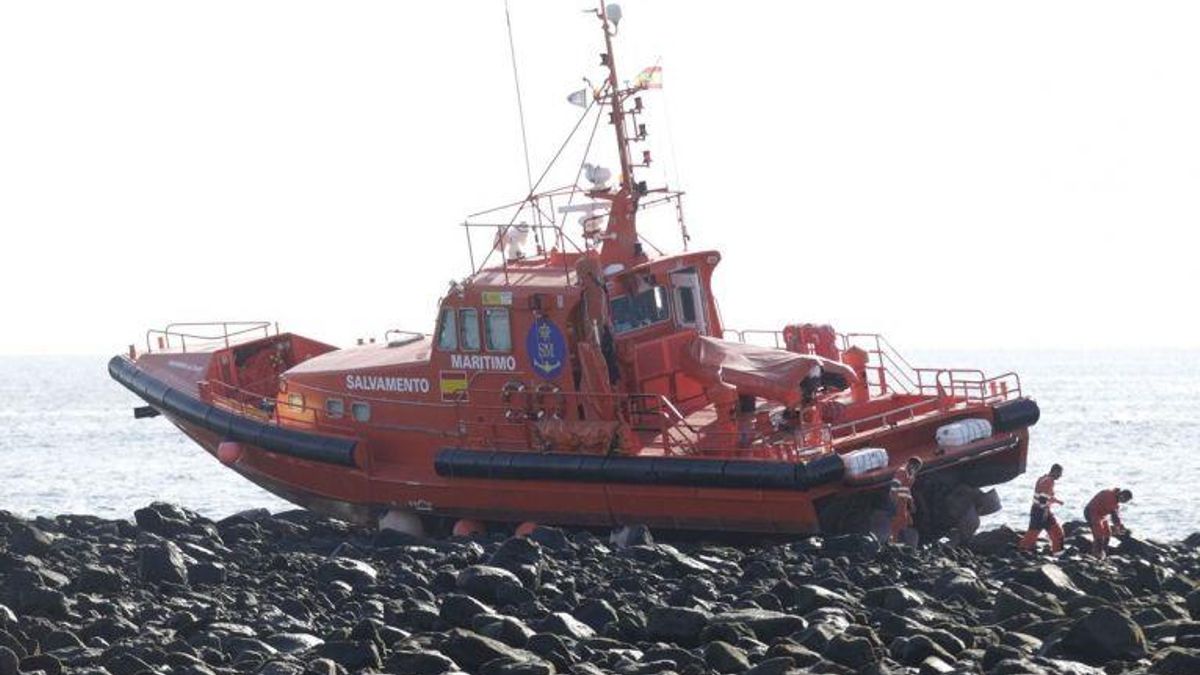 Embarcación de Salvamento Marítimo encallada en Arrecife / Sergio Betancort / La Voz de Lanzarote