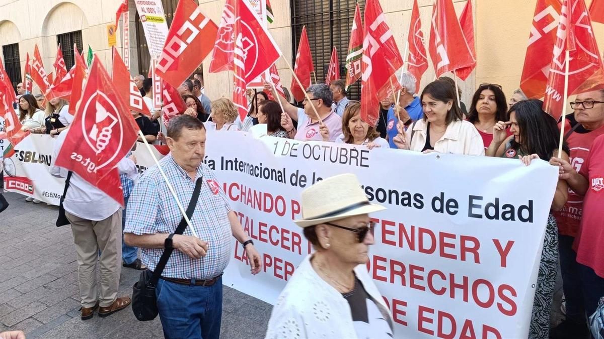 UGT, CCOO y PSOE se concentran contra la "desatención" de los mayores por la Junta