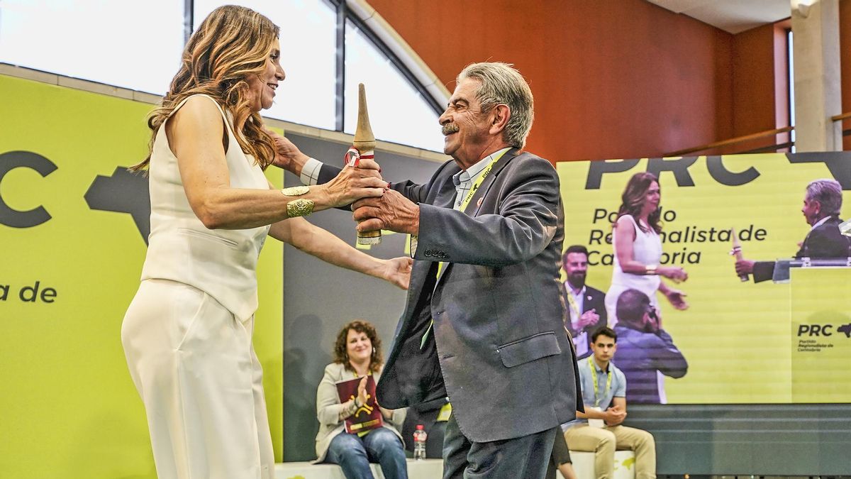 Revilla pasa a Paula Fernández el simbólico testigo del relevo al frente del partido: un emboque.