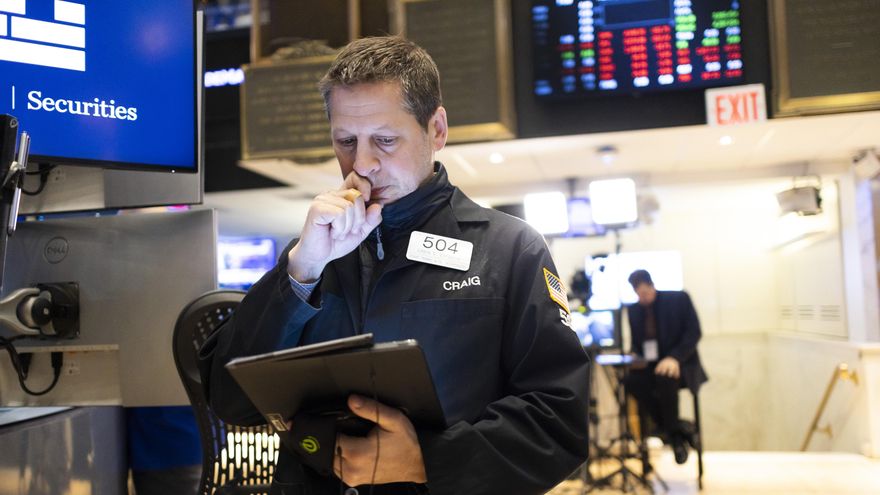 Wall Street cierra mixto tras decisión de la Fed y pendiente de Oriente Medio