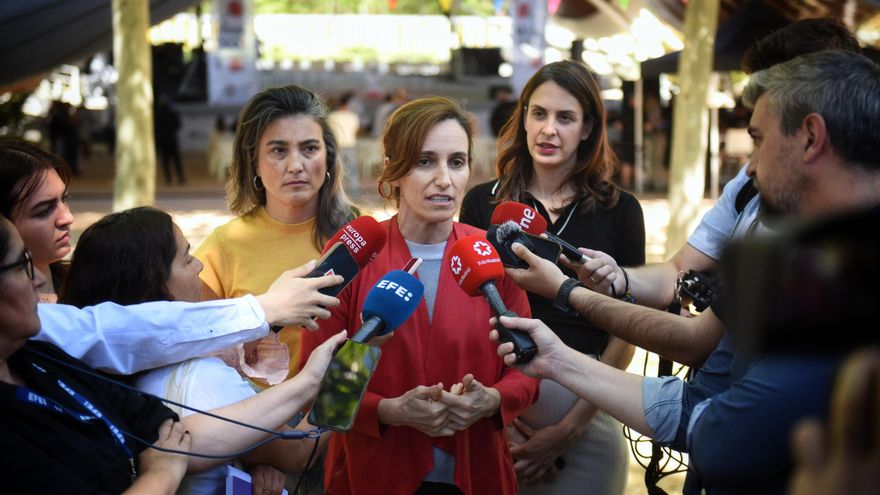 La ministra de Sanidad, Mónica García, ofrece declaraciones a los medios antes de la verbena de Más Madrid, a 24 de mayo de 2025, en Madrid (España).