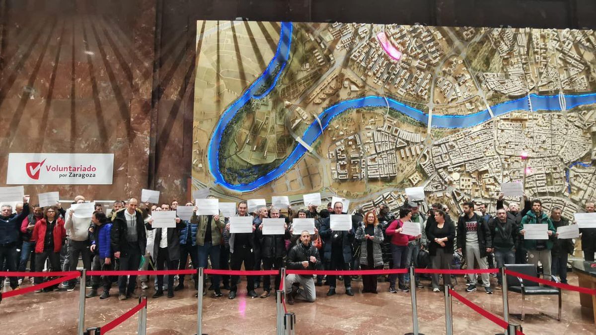 Los trabajadores se han reunido en el hall del Ayuntamiento como protesta