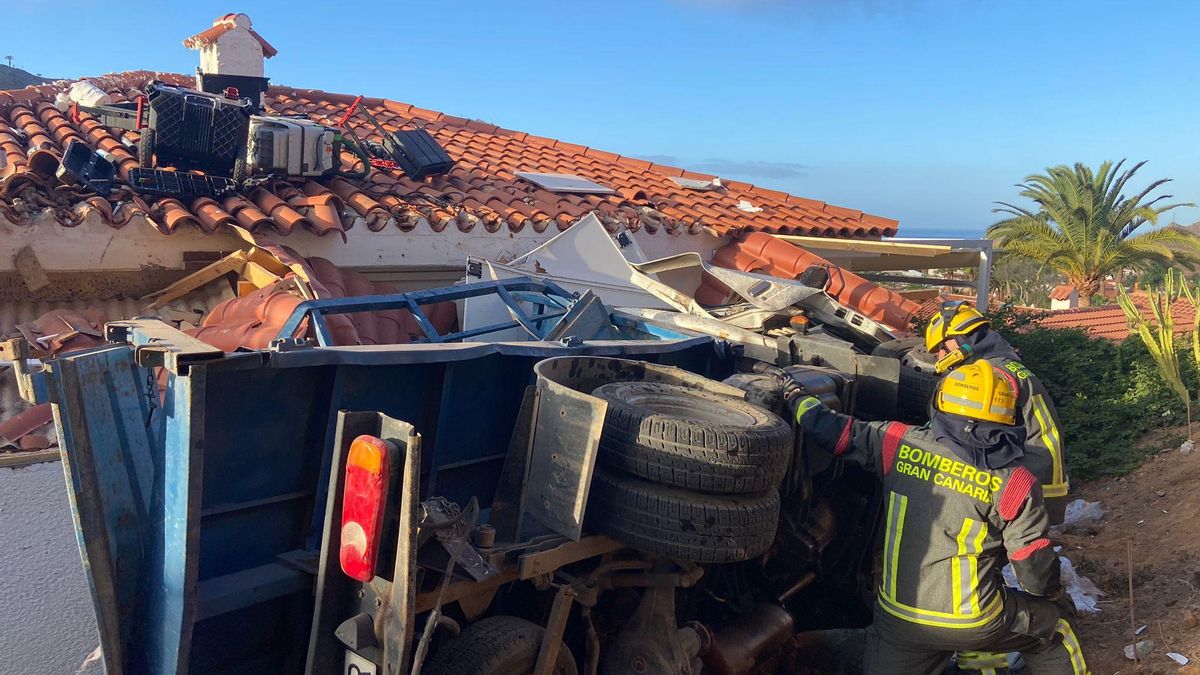 Bomberos del Consorcio de Gran Canaria trabajan en el lugar de los hechos.