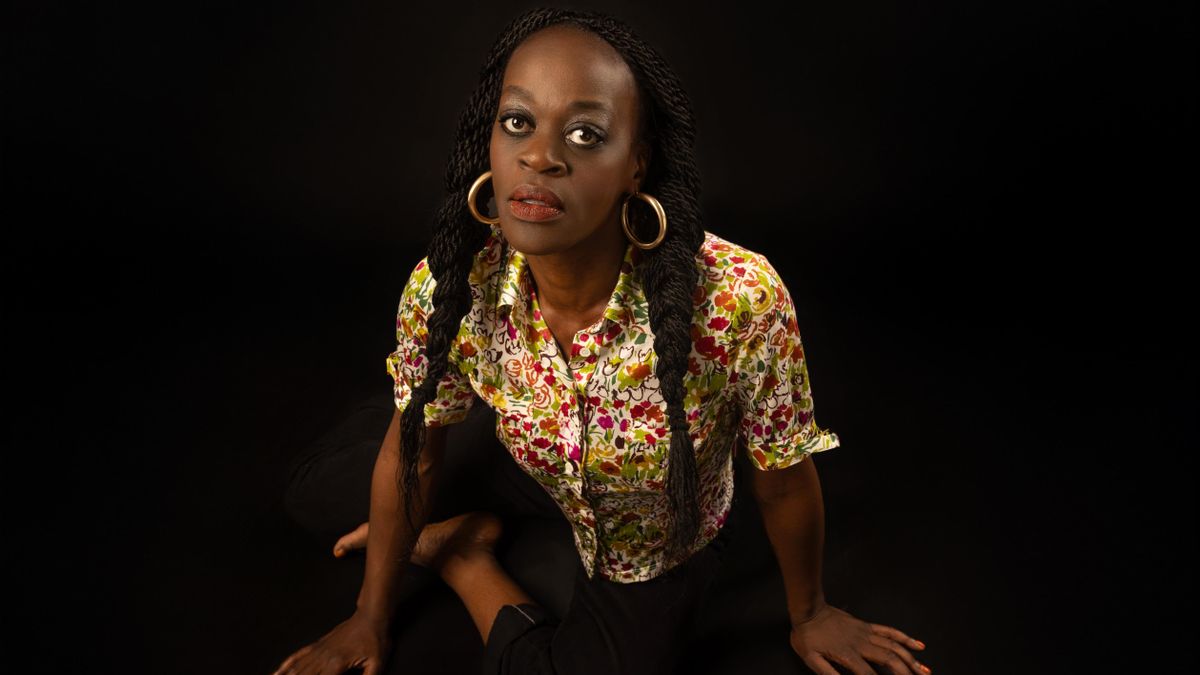 La artista Afrika Bibang