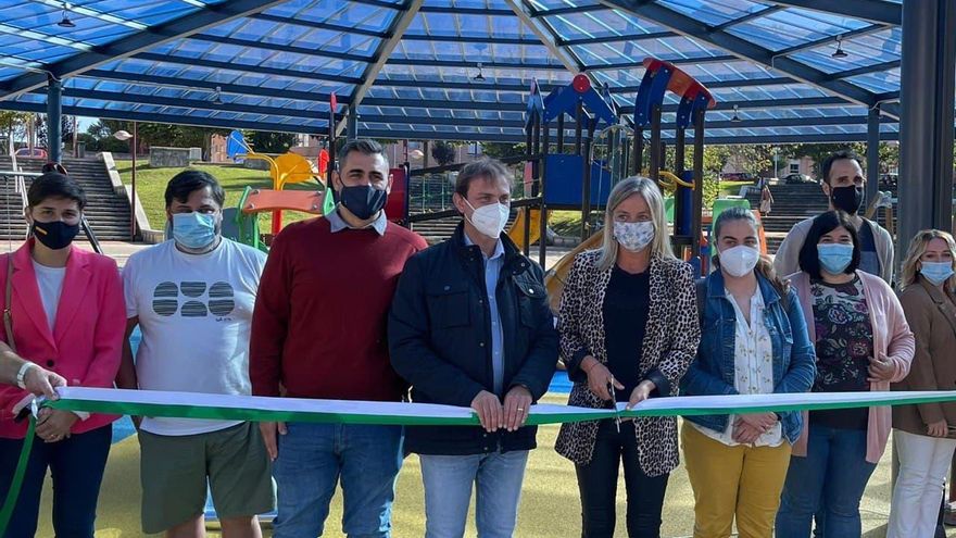 Inauguración de la cubierta del parque infantil de la Plaza Hermandad de las Marismas de Castro