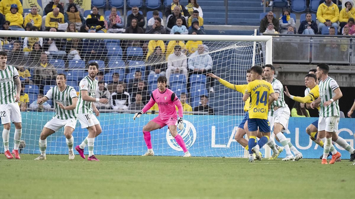 El Córdoba CF echa un cerrojo bajo palos de primer nivel en el fútbol español