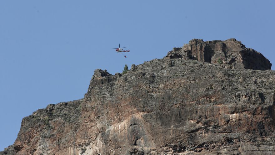 Un helicóptero de emergencias, en las labores de extinción del incendio en la cumbre de Gran Canaria