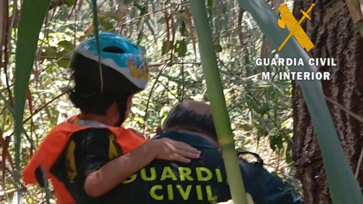 Un guardia civil rescata a uno de los menores.