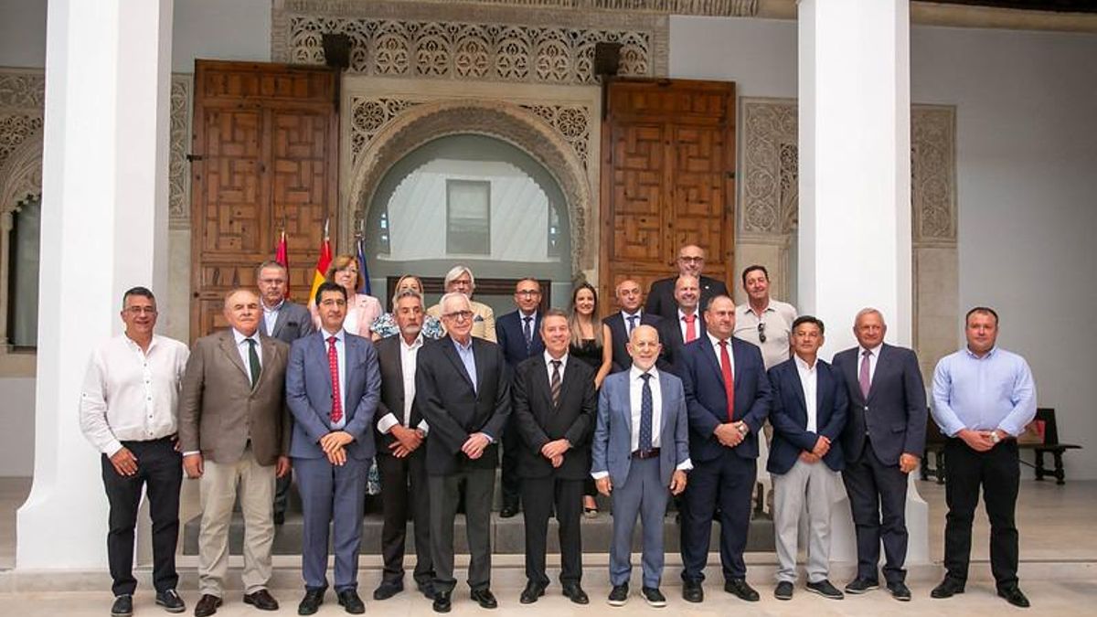 Foto de familia de los participantes en la firma