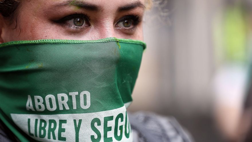 Una manifestante grita consignas a favor del aborto en una calle de Bogotá (Colombia). EFE/ Carlos Ortega/Archivo