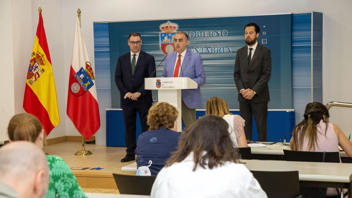 El consejero de Medio Ambiente, Roberto Media (PP), presenta, la Ley de Control Ambiental.