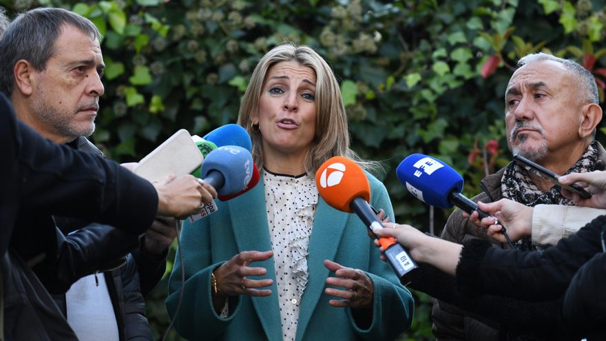 El vicesecretario de política sindical de UGT, Mariano Hoya; la vicepresidenta segunda y ministra de Trabajo y Economía Social, Yolanda Díaz (centro) y el secretario general de UGT, Pepe Álvarez (d), ofrecen declaraciones a los medios a su llegada a la inauguración de las Jornadas de Acción Sindical y Negociación Colectiva 2022