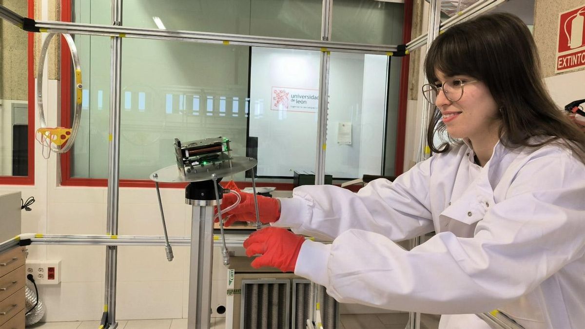 Una ingeniera del grupo de Investigación de Ingeniería Aeroespacial de la ULE.