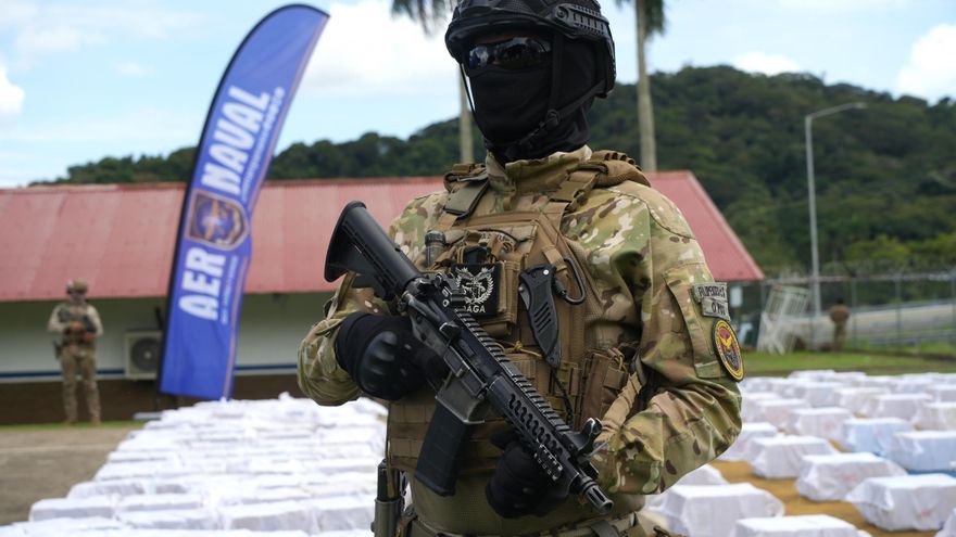 Panamá incauta 13,5 toneladas de cocaína en un barco y captura a una decena de extranjeros