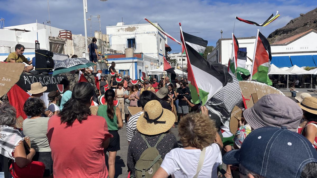 Decenas de personas se concentran en Agaete en solidaridad con Palestina