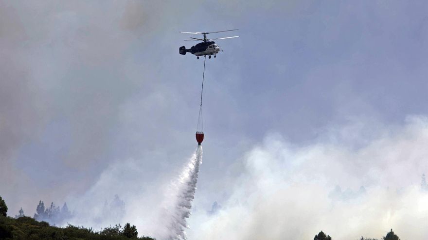 Ocho medios aéreos intervienen en la extinción del incendio forestal que se ha declarado este jueves en la zona de Los Campeches en el municipio tinerfeño de Los Realejos, en una zona de difícil acceso
