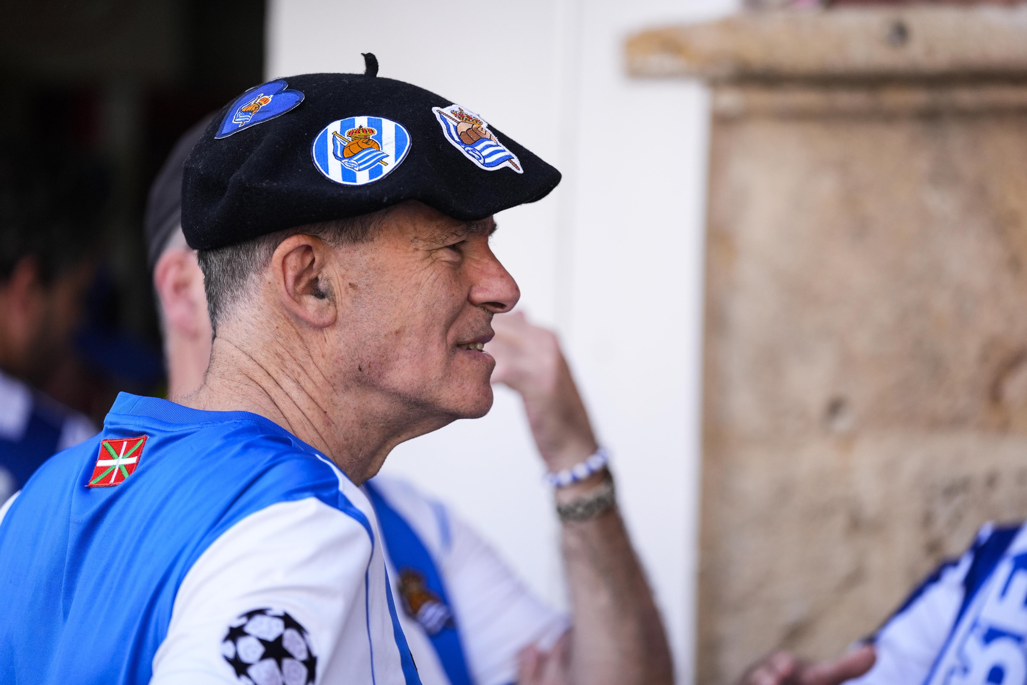 Aficionados de la Real Sociedad tiñen Sevilla de txuri-urdin en la previa de la final de la Copa del Rey.