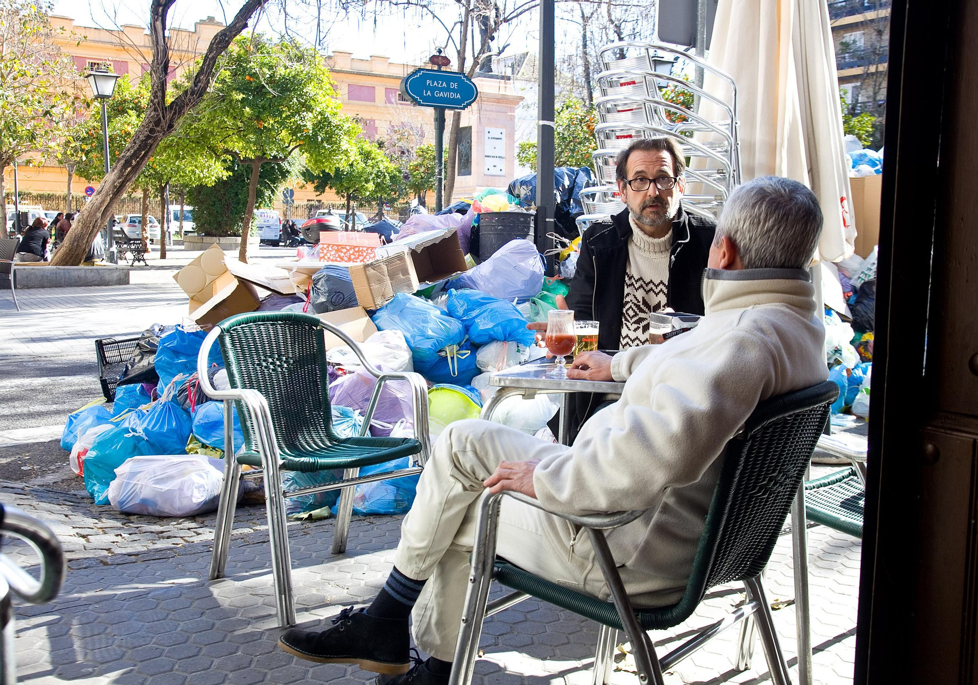 Cervezas ante la montaña de basura en Sevilla / Foto: Luis Serrano