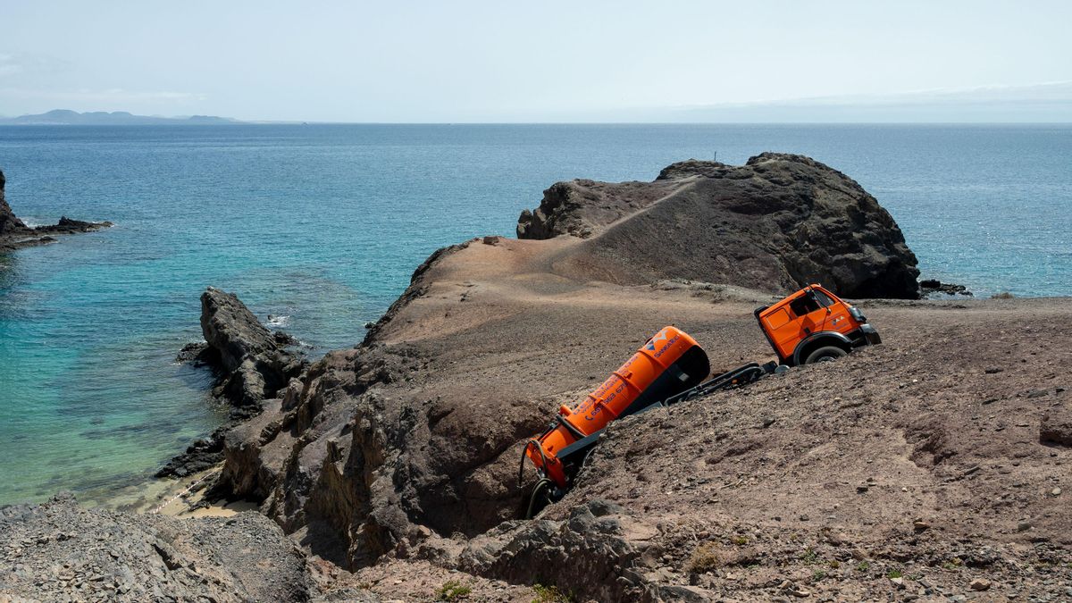 El camión de desatascos precipitado este jueves por uno de los riscos de la playa de Papagayo, en el Monumento Natural de Los Ajaches