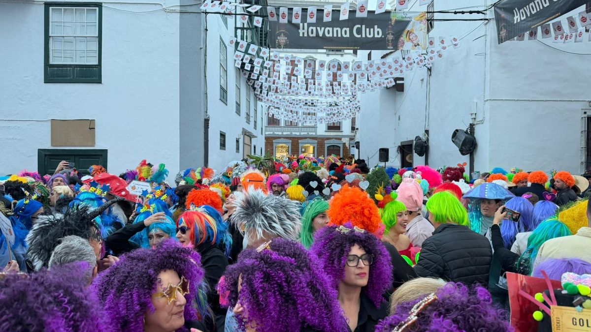 Santa Cruz de La Palma vive una multitudinaria Fiesta de la Peluca que marca el inicio de los días grandes del carnaval capitalino