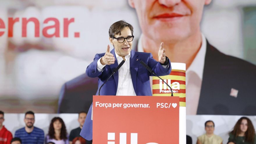 El primer secretario y candidato del PSC a las elecciones catalanas, Salvador Illa (c), durante el acto del PSC de inicio de campaña, en Fira Sabadell, a 25 de abril de 2024, en Barcelona, Catalunya (España)