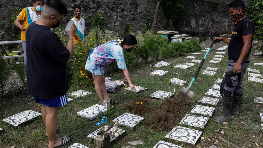 Después de casi 20 meses con toques de queda de distinta intensidad por la pandemia de covid-19, las autoridades de Manila anunciaron este miércoles que la medida se levantará en la capital y sus alrededores a partir de mañana jueves.