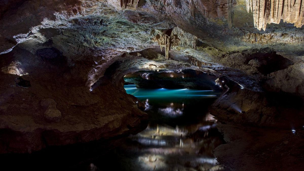 Naturaleza, historia y aventura, bajo tierra en las Coves de Sant Josep