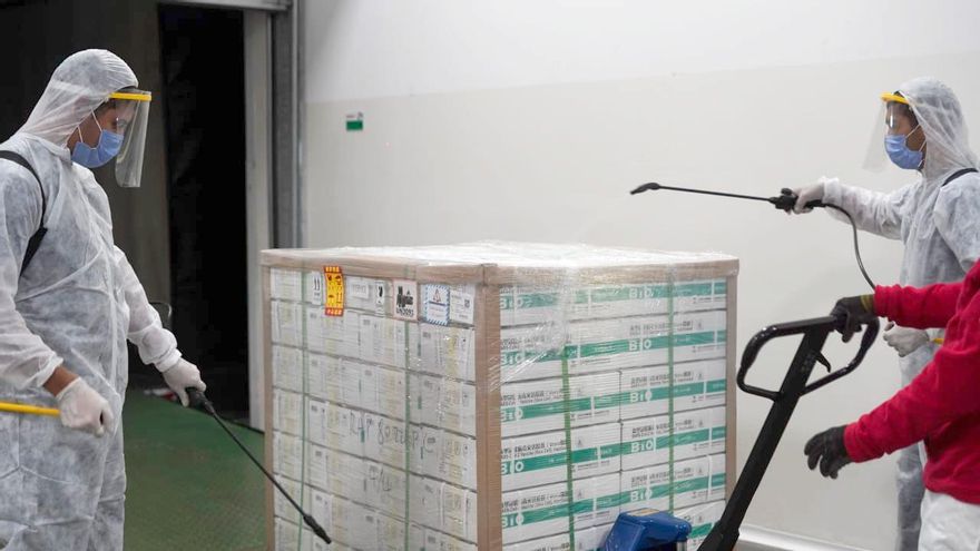 El Gobierno comienza a destrabar los dos millones de vacunas que faltan llegar desde China