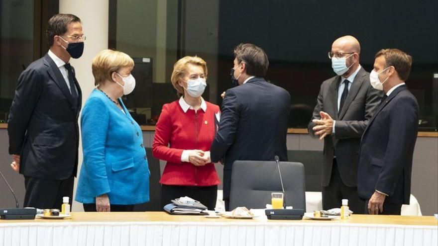 La canciller alemana, Angela Merkel; el primer ministro holandés, Mark Rutte; la presidenta de la Comisión Europea, Ursula Von Der Leyen; el presidente del Consejo Europeo, Charles Michel; y el presidente francés, Emmanuel Macron, y el primer ministro italiano, Giuseppe Conte. 
