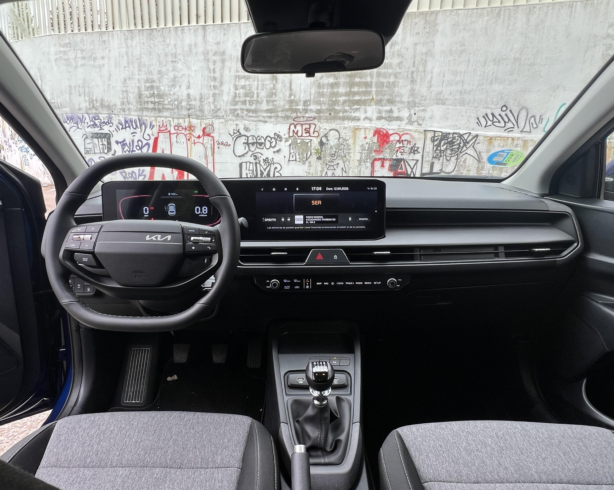 Salpicadero y plazas delanteras del Stonic MHEV en acabado Drive.