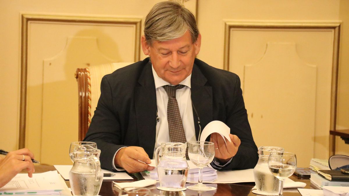El presidente del Parlament, Vicenç Thomàs, durante la firma.