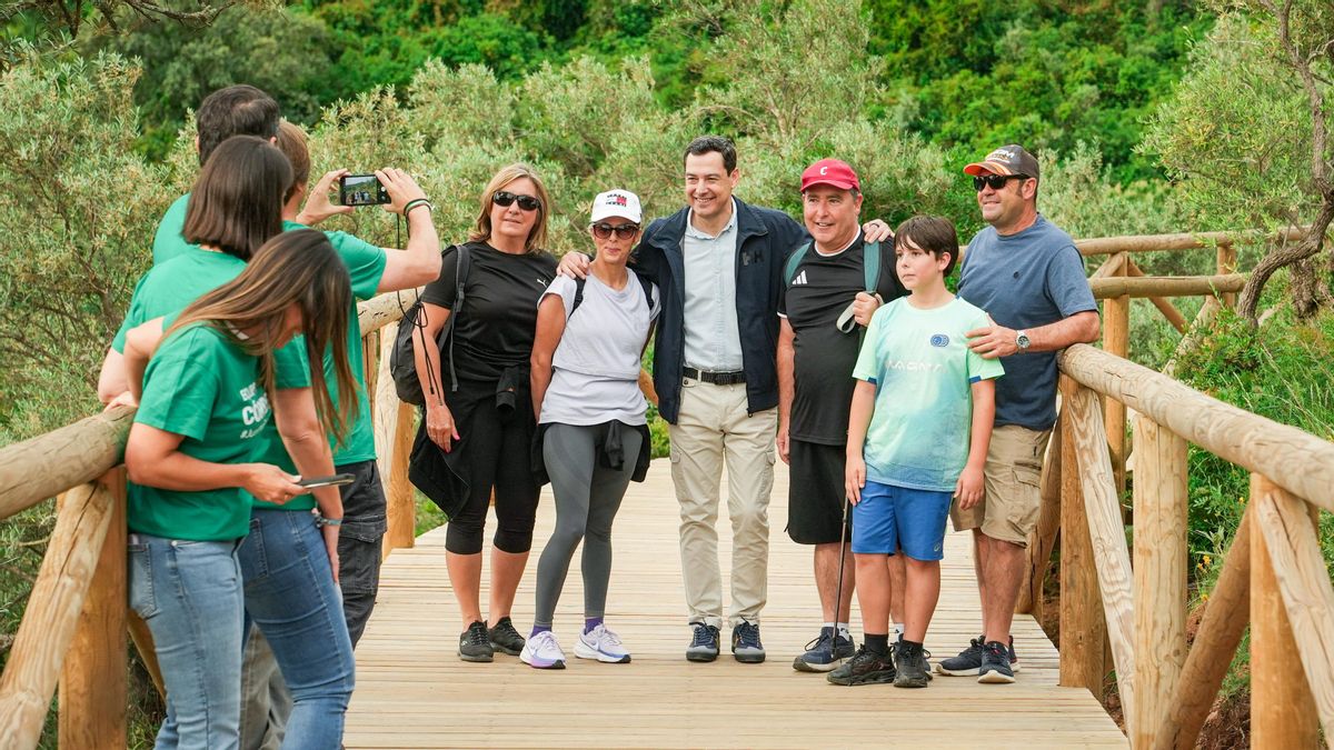 Juanma Moreno recorre el sendero de la fase 3 del Cinturón Verde de Córdoba junto a representantes del PP andaluz