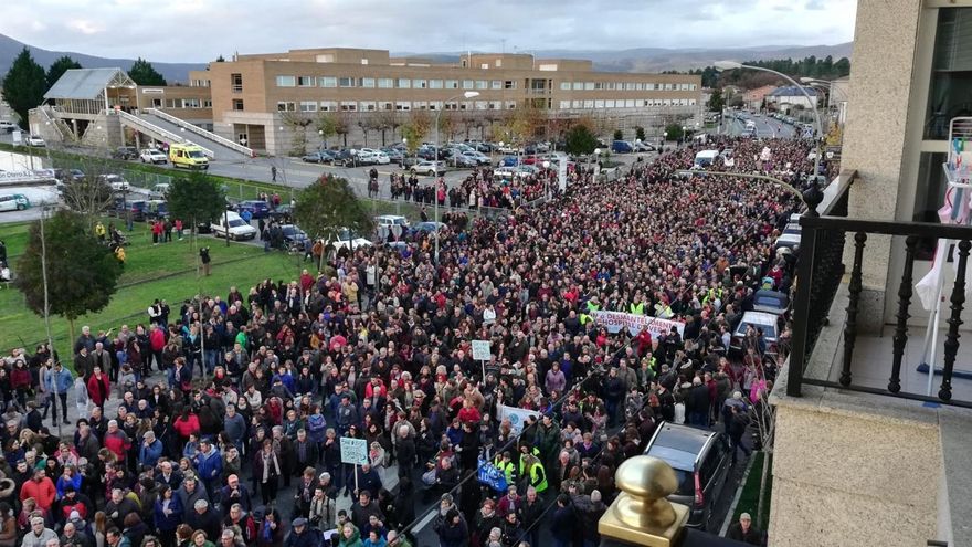 Verín se echa a la calle en apoyo del jefe de Ginecología que lideró las protestas contra el cierre del paritorio