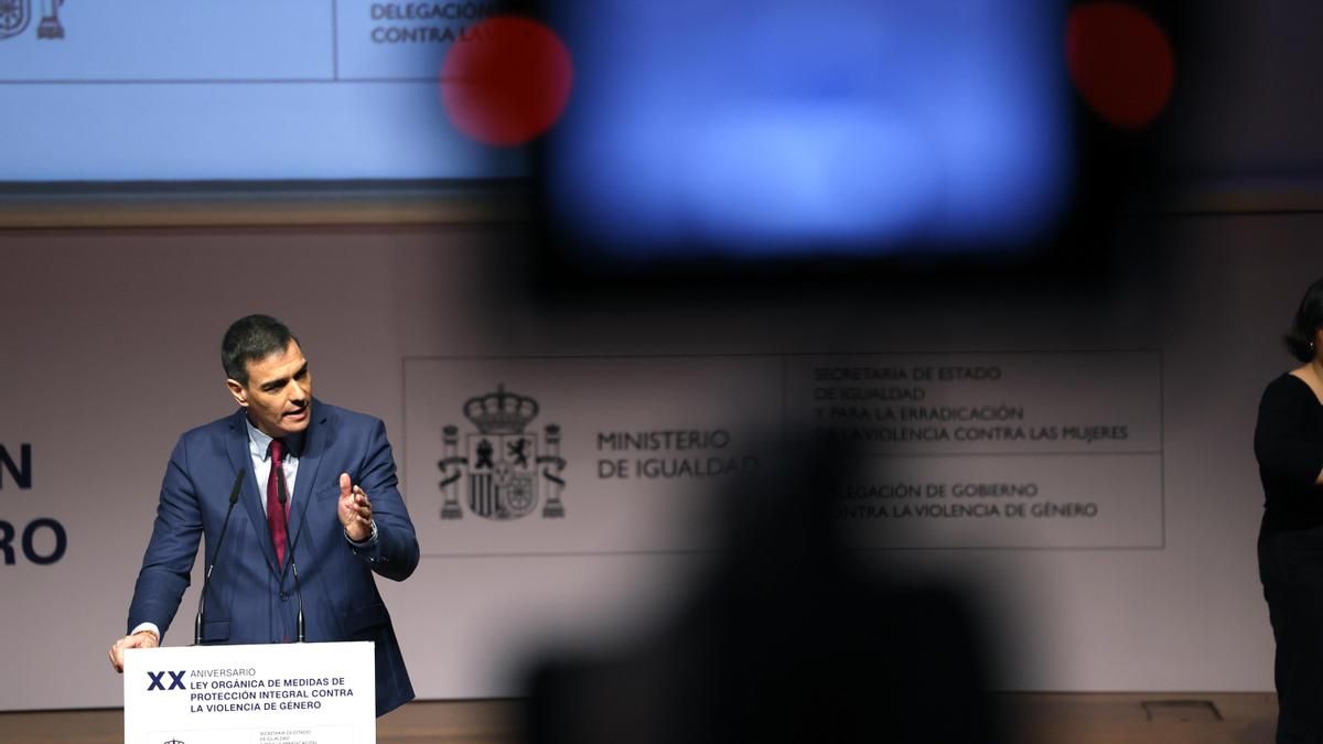 El presidente del Gobierno, Pedro Sánchez, interviene en el acto conmemorativo del 20º aniversario de la Ley contra la Violencia de Género, este lunes en Madrid.