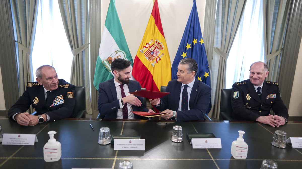 El consejero de la Presidencia, Interior, Diálogo Social y Simplificación Administrativa, Antonio Sanz, y el secretario de Estado de Seguridad, Rafael Pérez, firman en el Ministerio del Interior un convenio para dotar de efectivos a la Policía Adscrita.