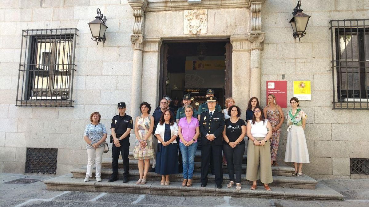 Minuto de silencio por los asesinatos machistas en España, uno de ellos en Ruguilla (Guadalajara), ante la sede de la Delegación del Gobierno en Toledo