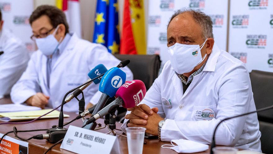 El presidente del Colegio de Médicos de CLM, Miguel Méndez explica en rueda de prensa el 22 de octubre  los motivos y reivindicaciones, tanto a nivel nacional como autonómico, para sumarse a la huelga del día 27 que exige la retirada del Real Decreto Ley 29/2020. EFE/Ismael Herrero/Archivo