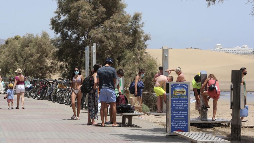Entrada a la playa de Las Brurras en el segundo día de obligatoriedad de la mascarilla.