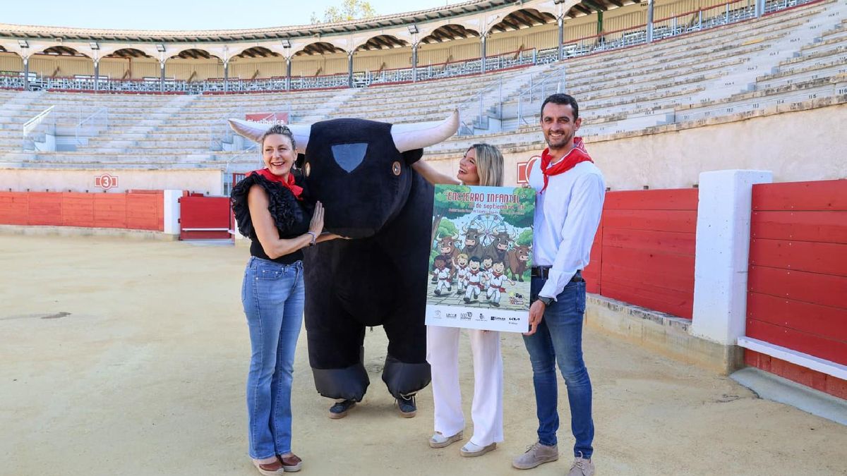 María de las Huertas García, concejala de Festejos, Belén Díaz, edil de “Bienestar Animal” y el presidente del Club Taurino de Lorca durante la presentación del encierro infantil.