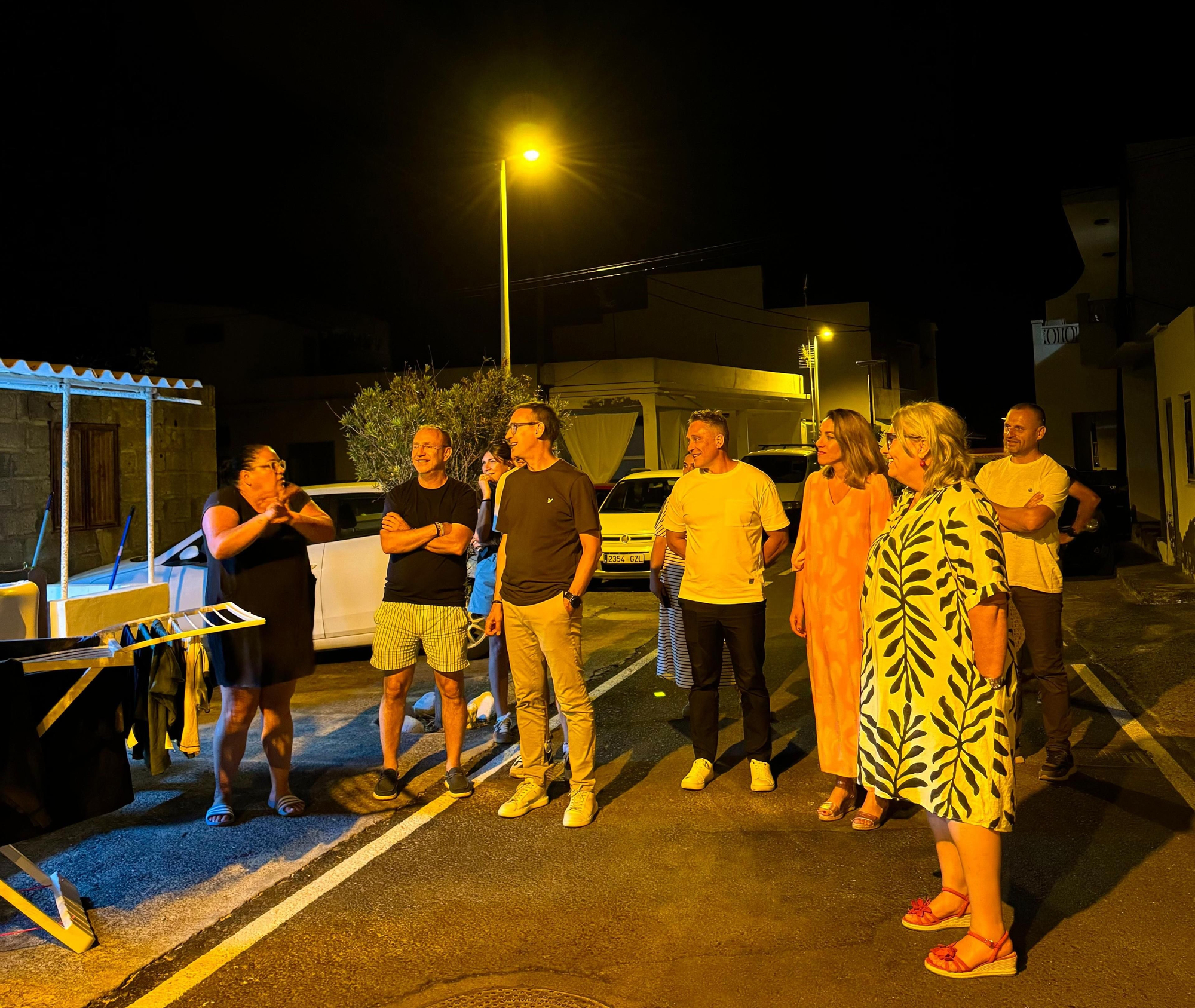 Las calles de El Remo se iluminan por primera vez en su historia.