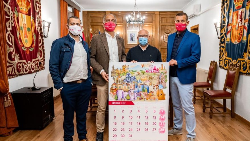 Entrega del calendario a Pedro Cano, alcalde de Polán (Toledo)