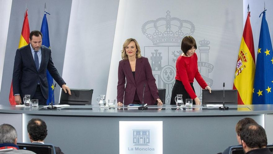 El ministro de Transportes, Óscar Puente; la ministra de Educación, Pilar Alegría y la ministra de Ciencia y Universidades, Diana Morant, este martes en la rueda de prensa posterior al Consejo de Ministros